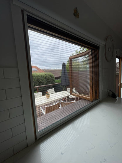 Slim Vertical Retractable Flyscreen