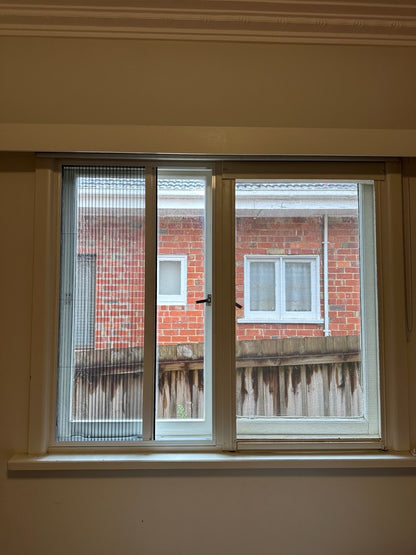 Slim Vertical Retractable Flyscreen